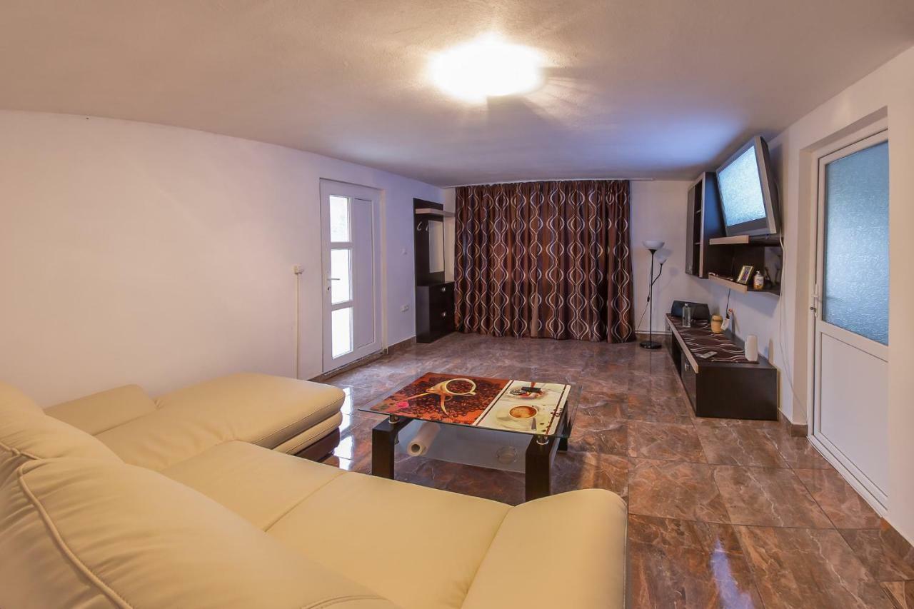Casa De Vacanta Jeny โนวาชิ-สเตรยนี ภายนอก รูปภาพ